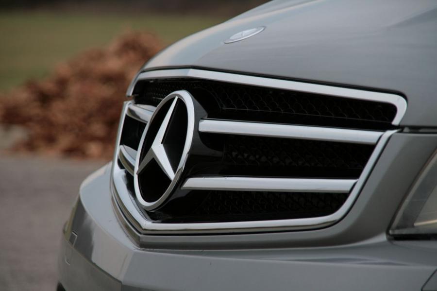  Mercedes-Benz C63 AMG 2009 года  (фото 3 из 32)